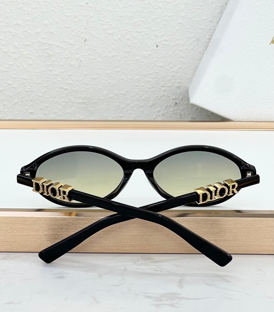 Elegant Women’s Sunglasses