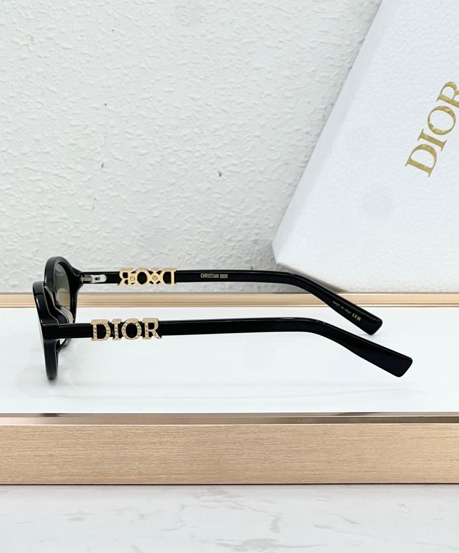 Elegant Women’s Sunglasses